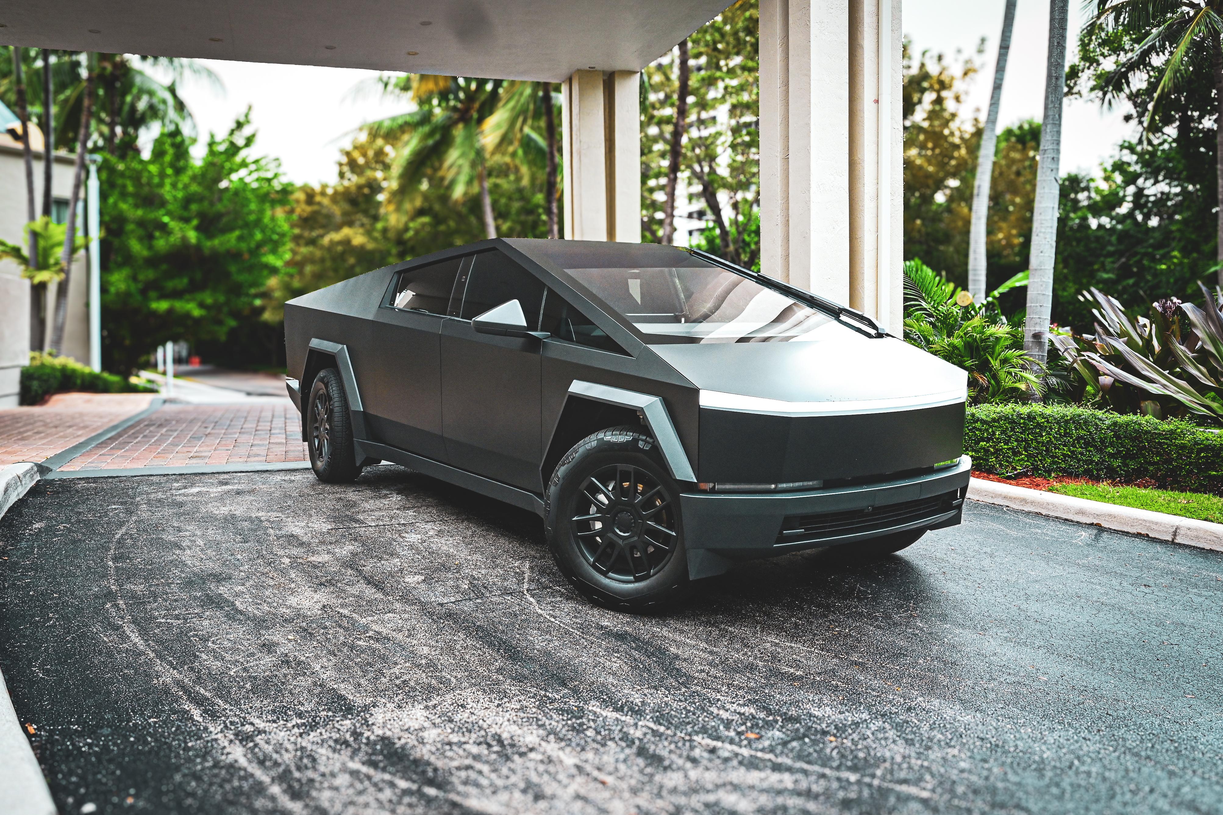 Tesla Cybertruck 2025 in Aventura, FL
