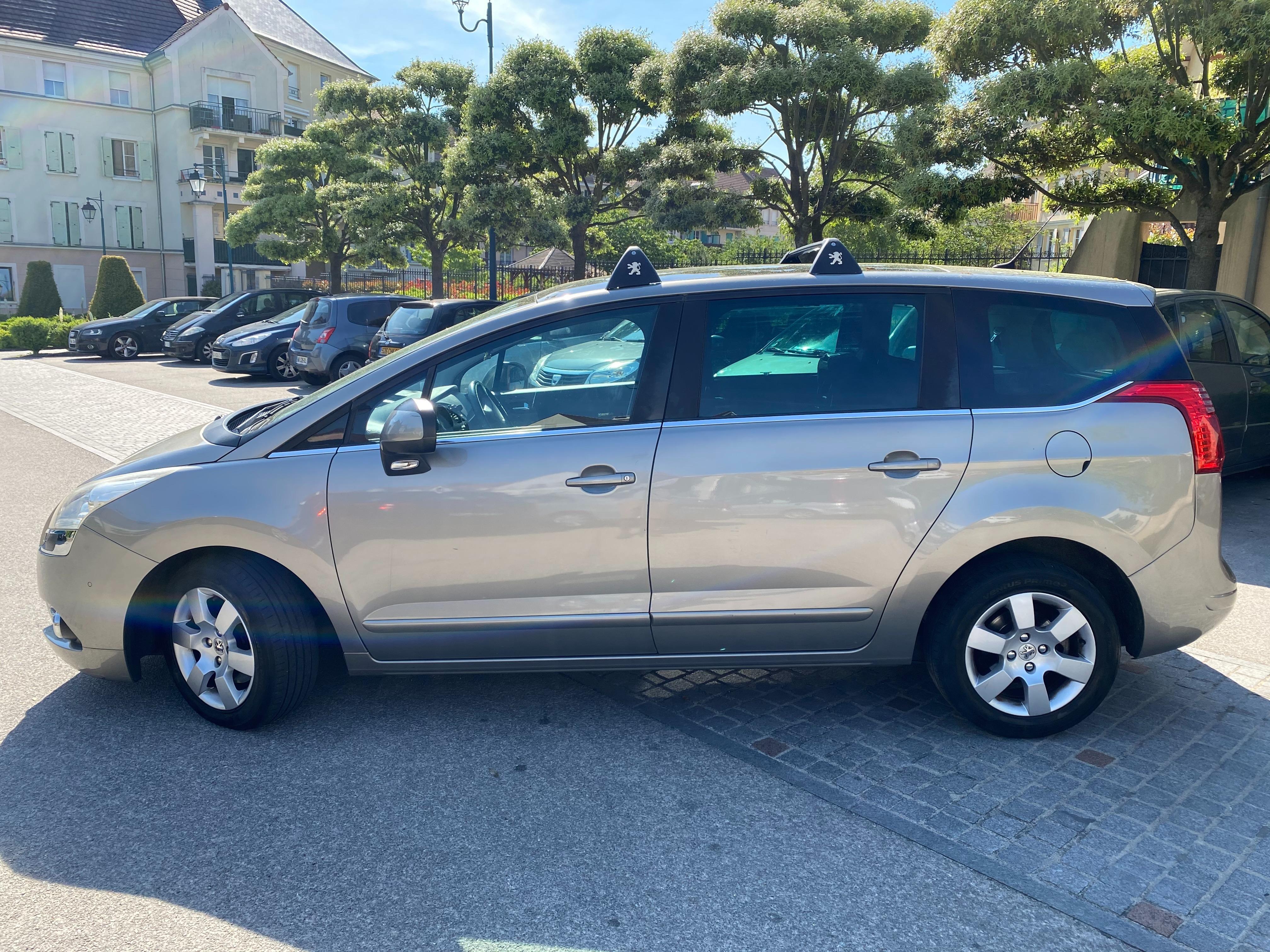 Peugeot 5008 2011 à Saint-Ouen-l'Aumône