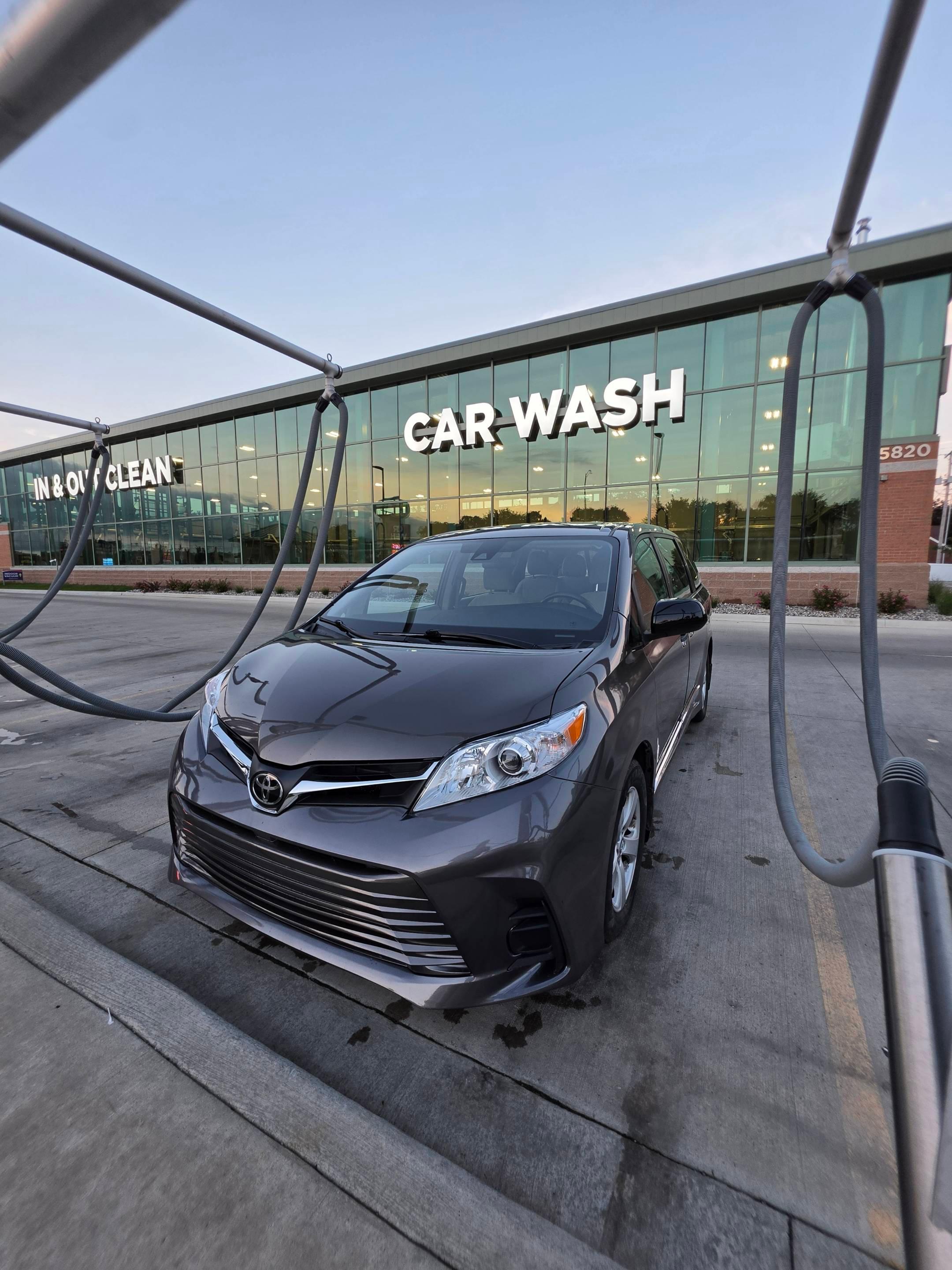 Toyota Sienna 2018 in Fort Wayne, IN