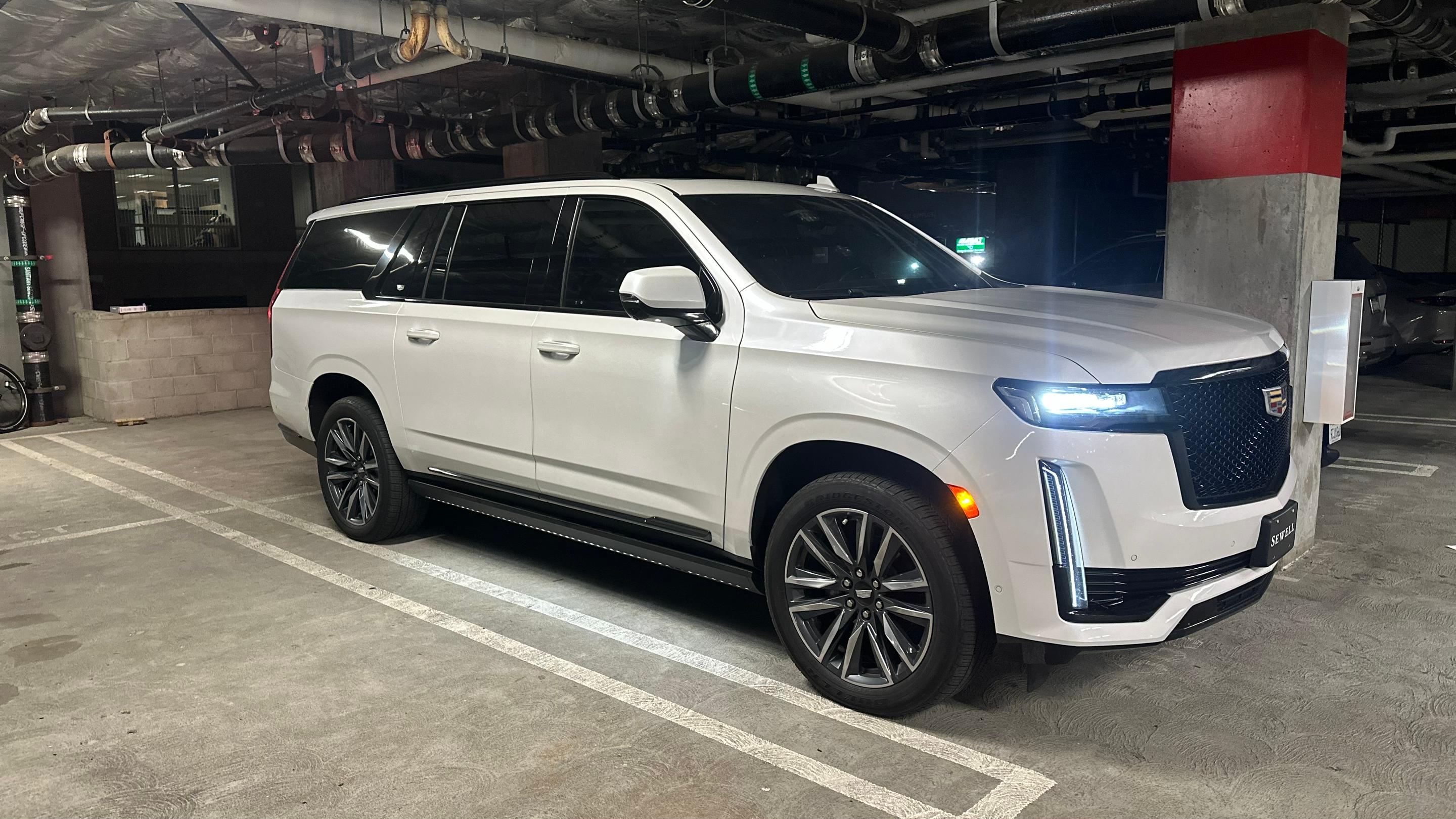 Cadillac Escalade ESV 2023 in 