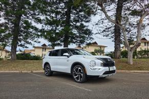 Mitsubishi Outlander Plug-In Hybrid 2024 in Honolulu
