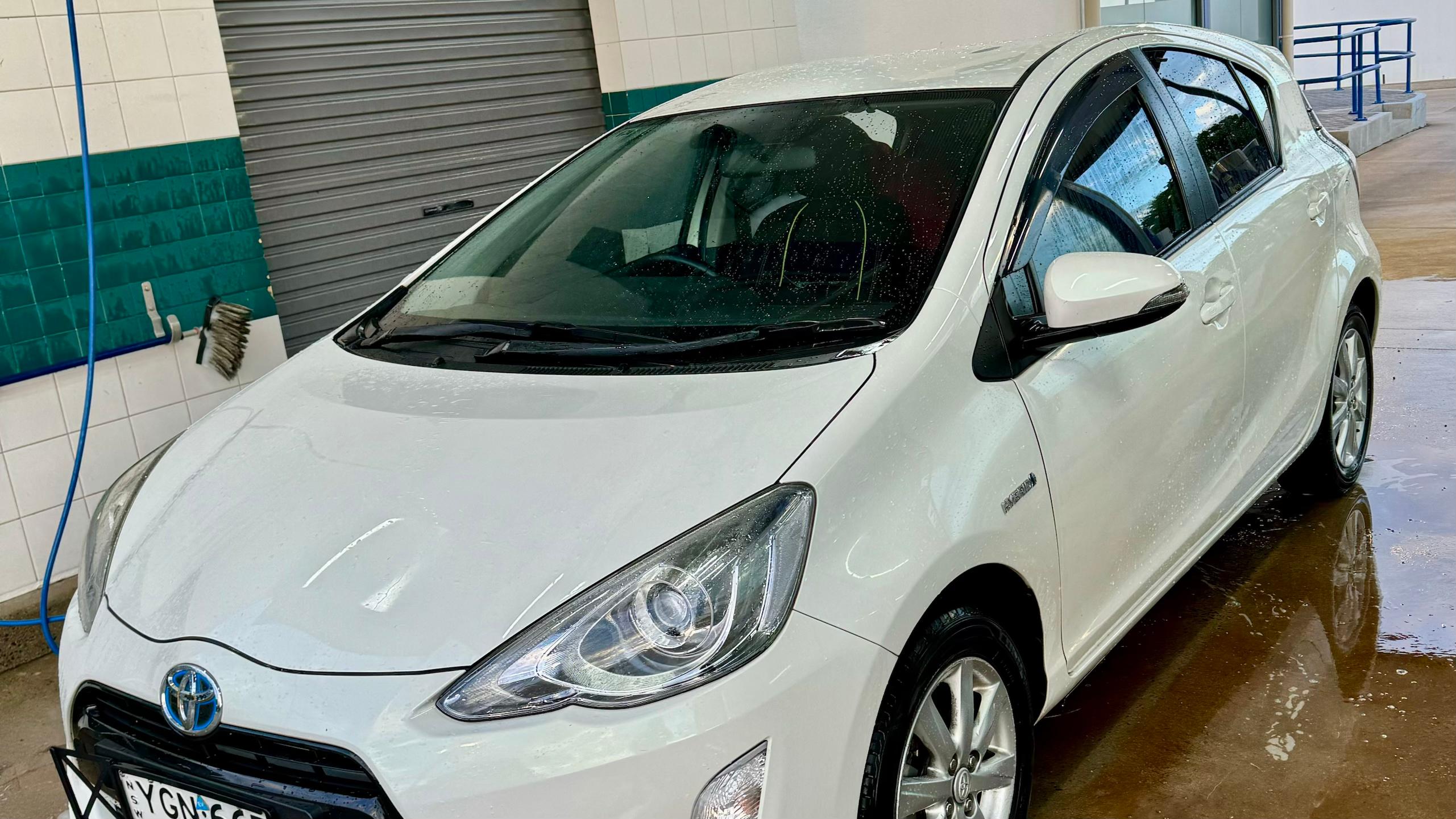 Toyota PRIUS-C 2017 in Orange