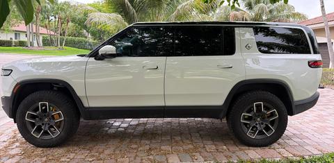 Rivian R1S 2023