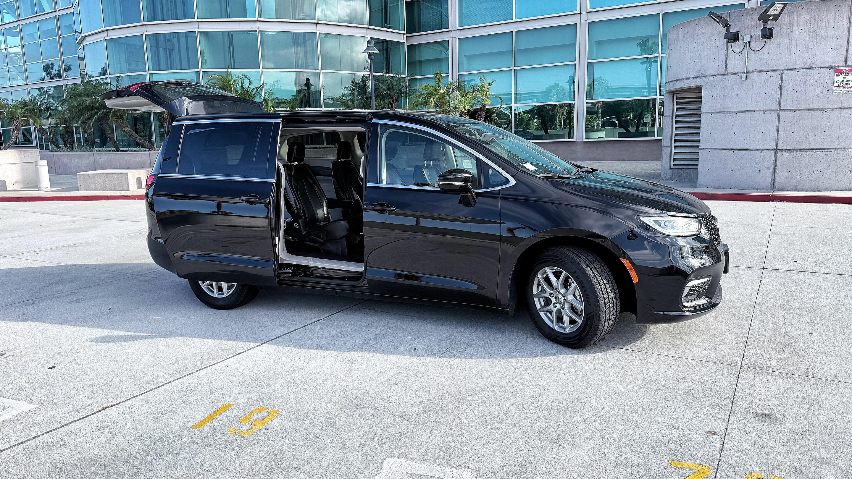 Chrysler Pacifica 2024 in Los Angeles, CA