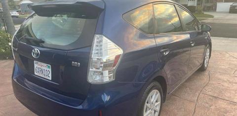 Toyota Prius v 2012