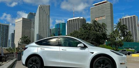 Tesla Model Y 2024
