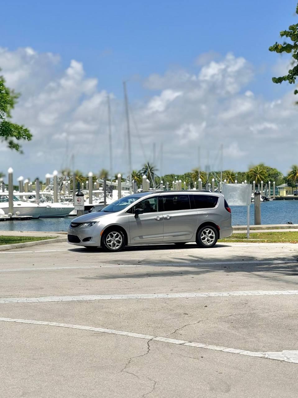 Chrysler Pacifica 2017 in Miami, FL