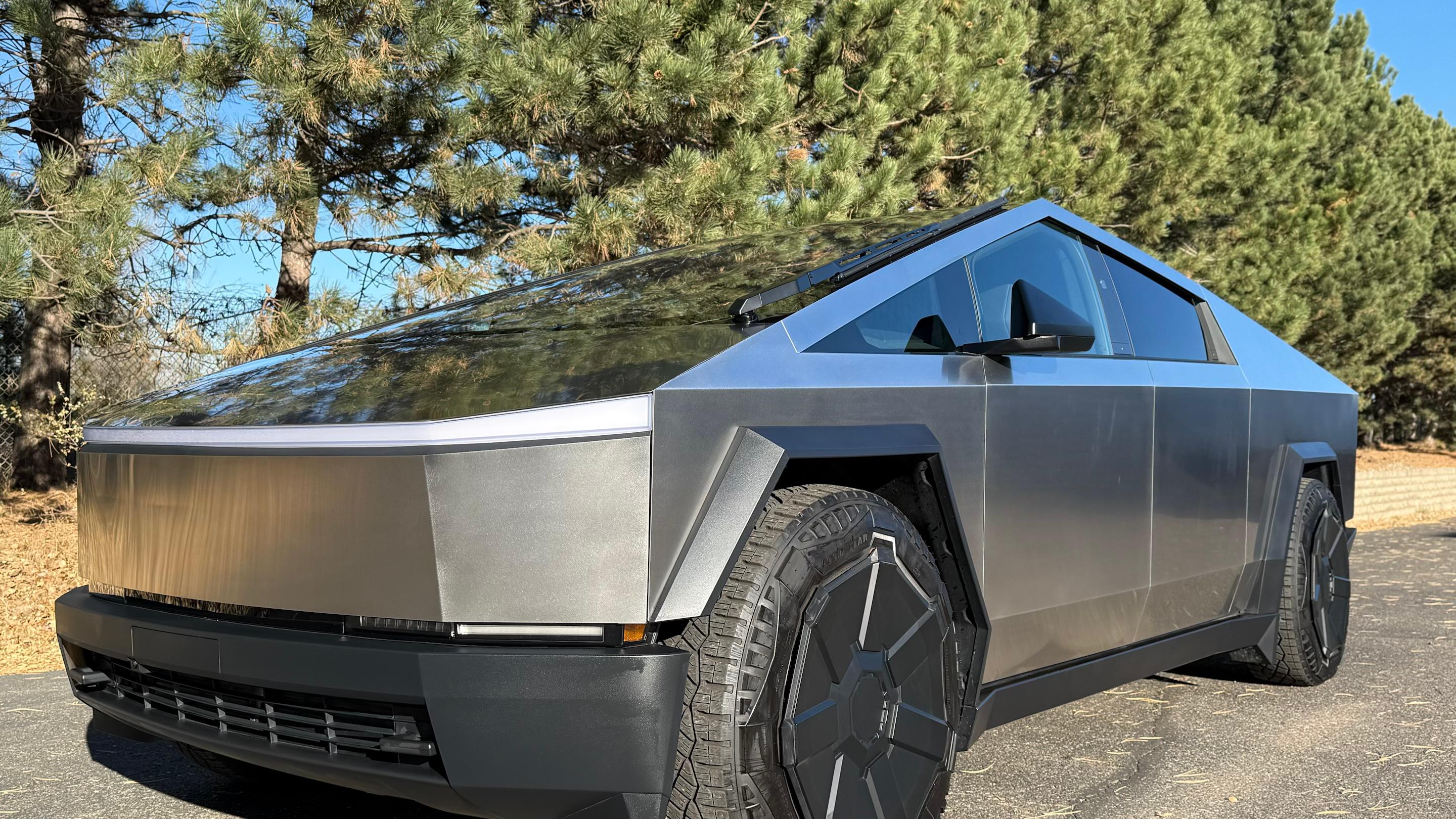 Tesla Cybertruck 2025 in Blaine, MN