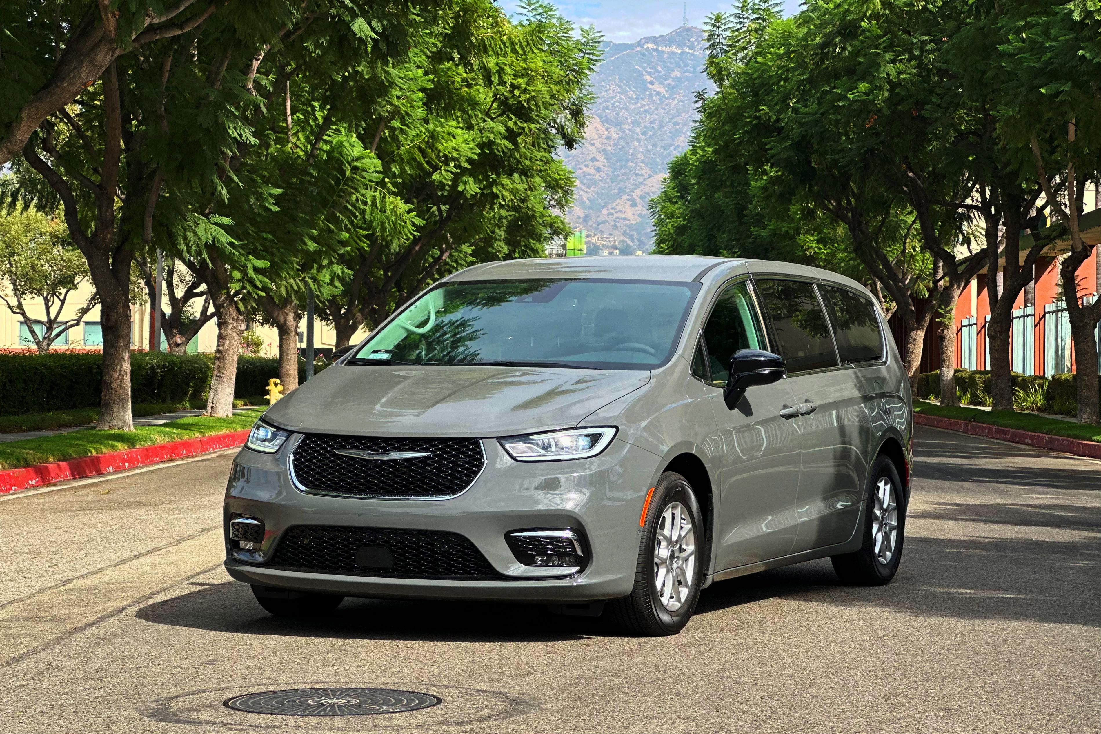 Chrysler Pacifica 2024 in Burbank, CA