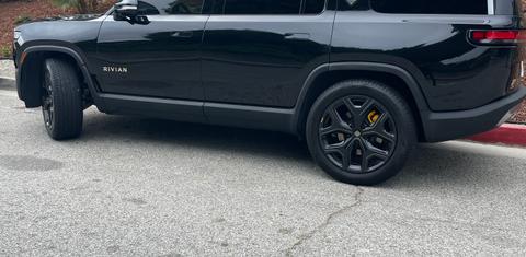 Rivian R1S 2023
