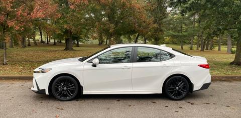Toyota Camry Hybrid 2026