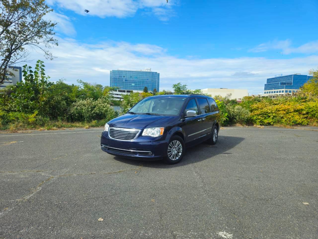 Chrysler Town & Country 2015 in fairview, NJ