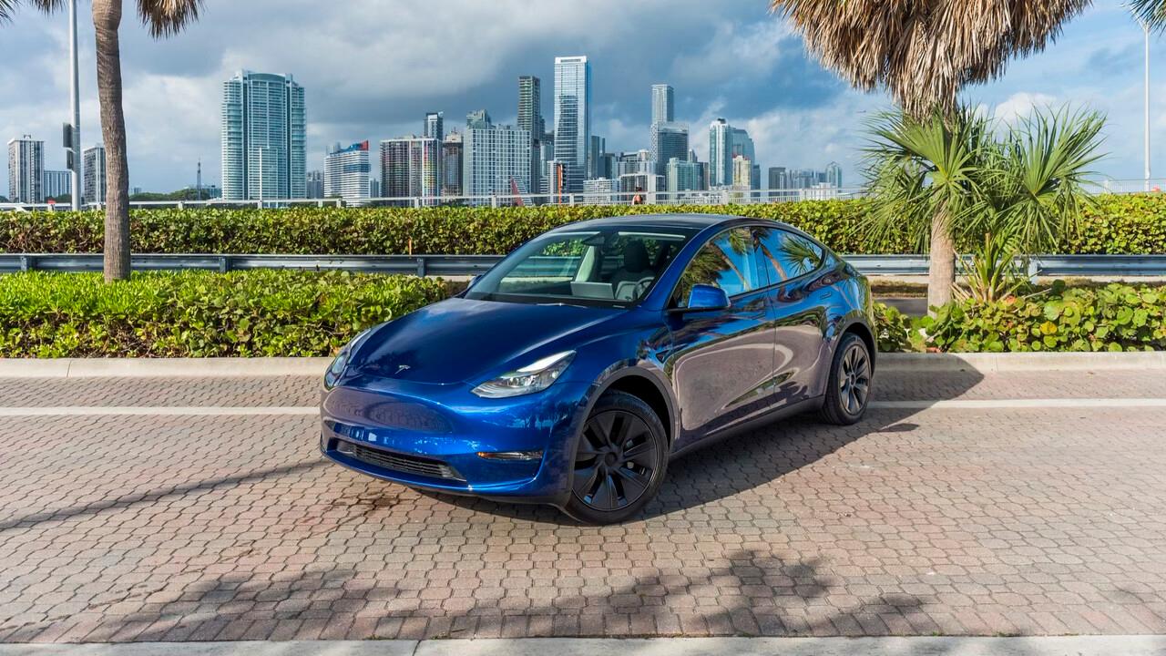Tesla Model Y 2025 in Miami, FL