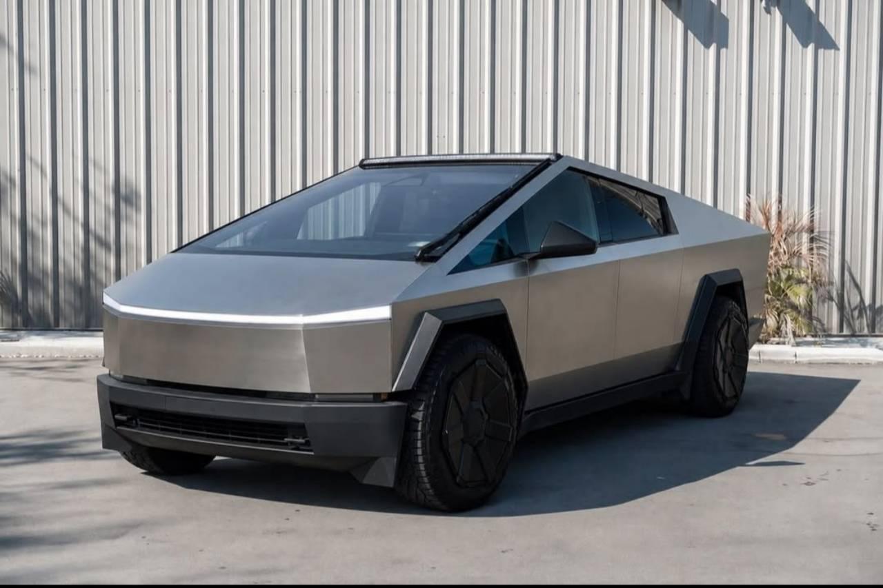 Tesla Cybertruck 2024 in Bradenton, FL