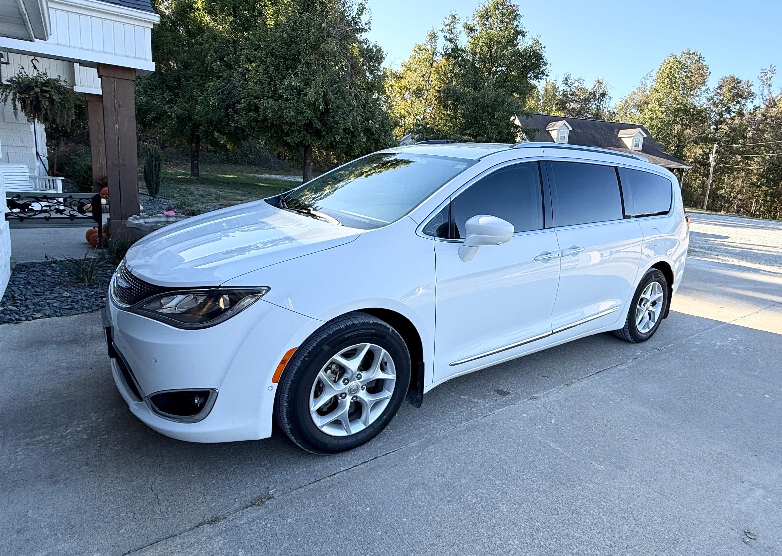 Chrysler Pacifica 2017 in Perryville, MO