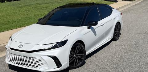 Toyota Camry Hybrid 2026
