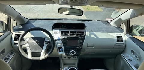 Toyota Prius v 2012