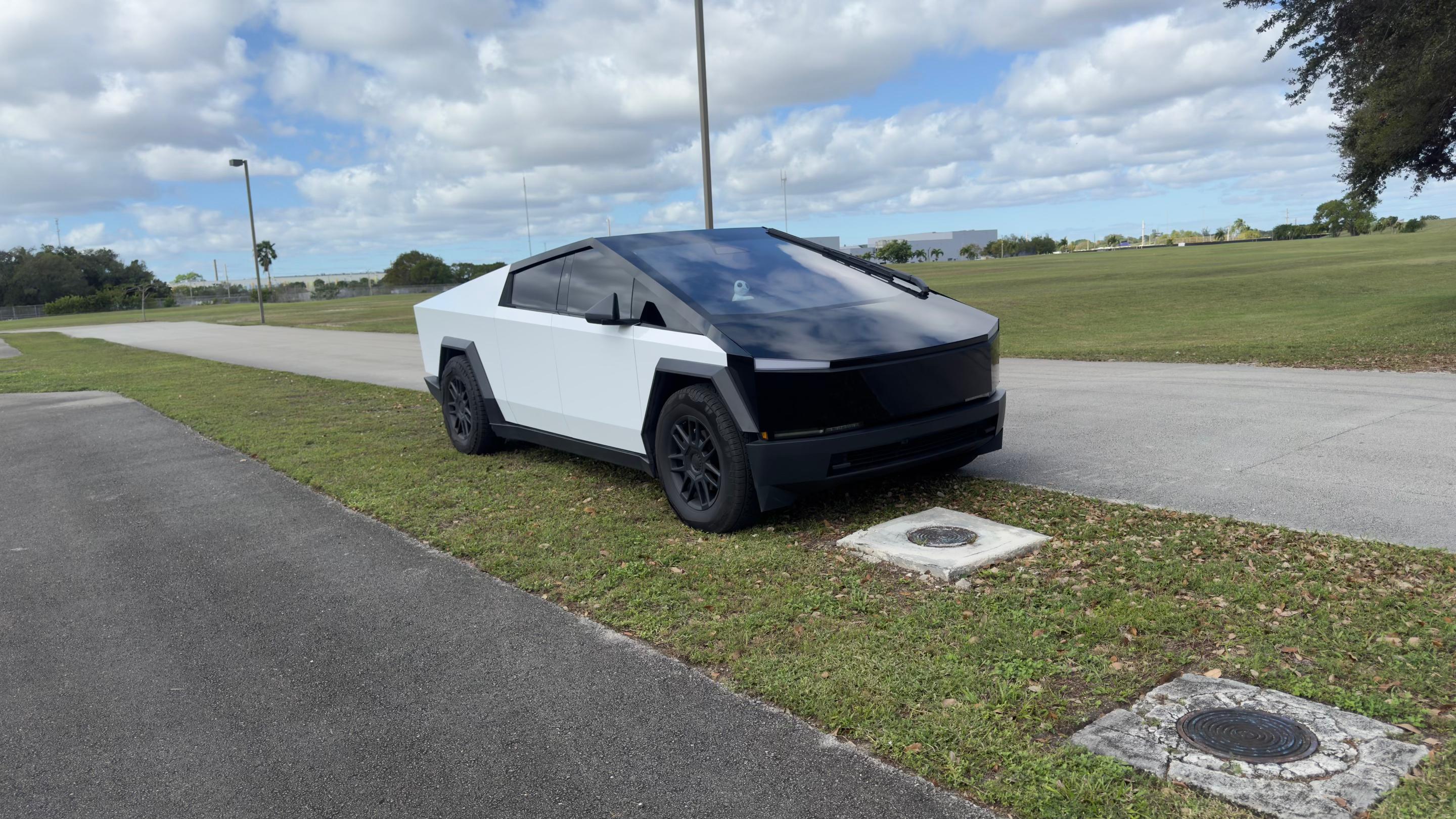 Tesla Cybertruck 2024 in Miami, FL
