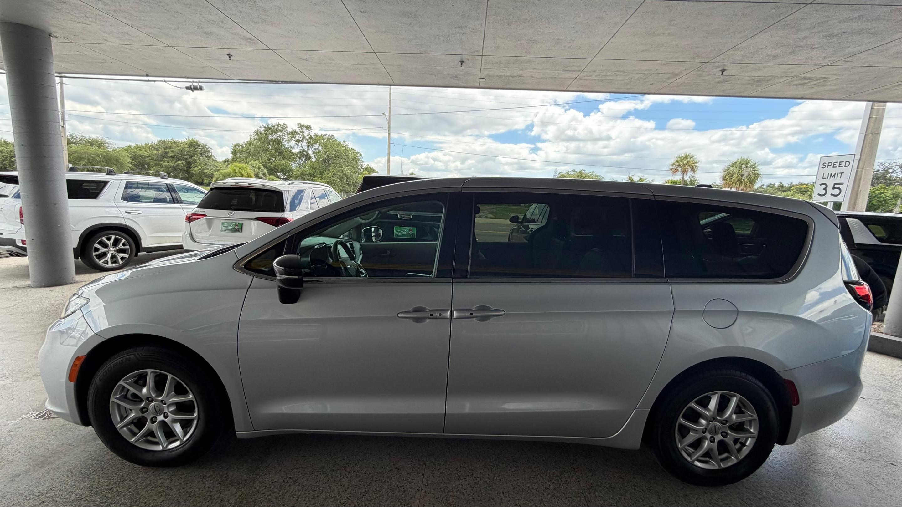 Chrysler Pacifica 2024 in Groveland, FL