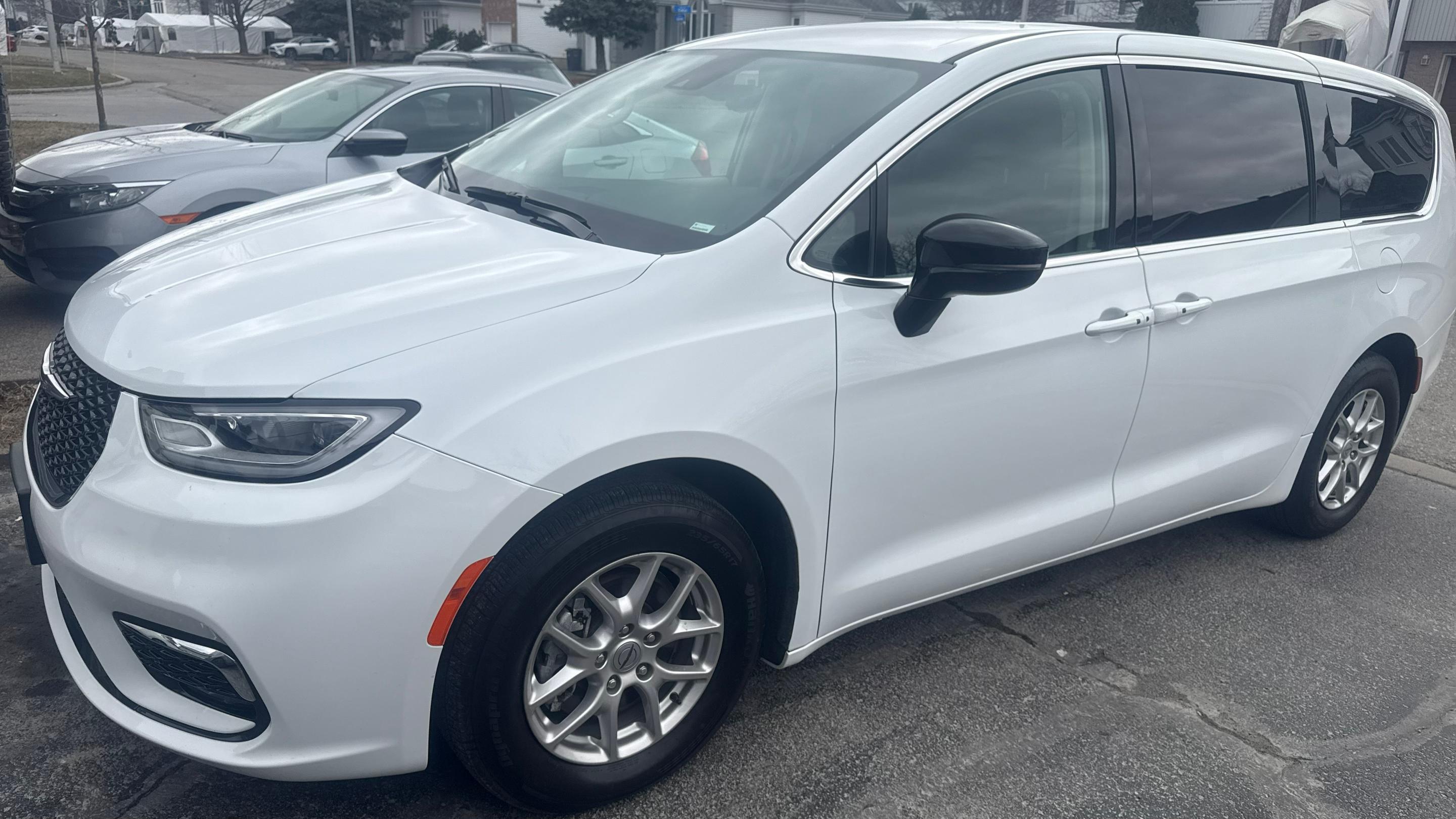 Chrysler Pacifica 2024 à Laval, QC