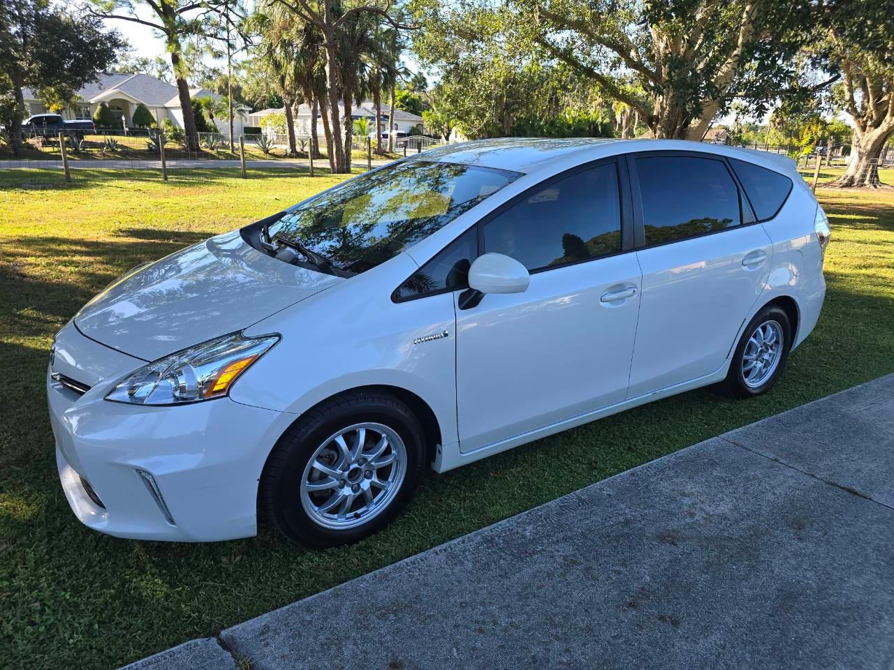 Toyota Prius v 2013 in 