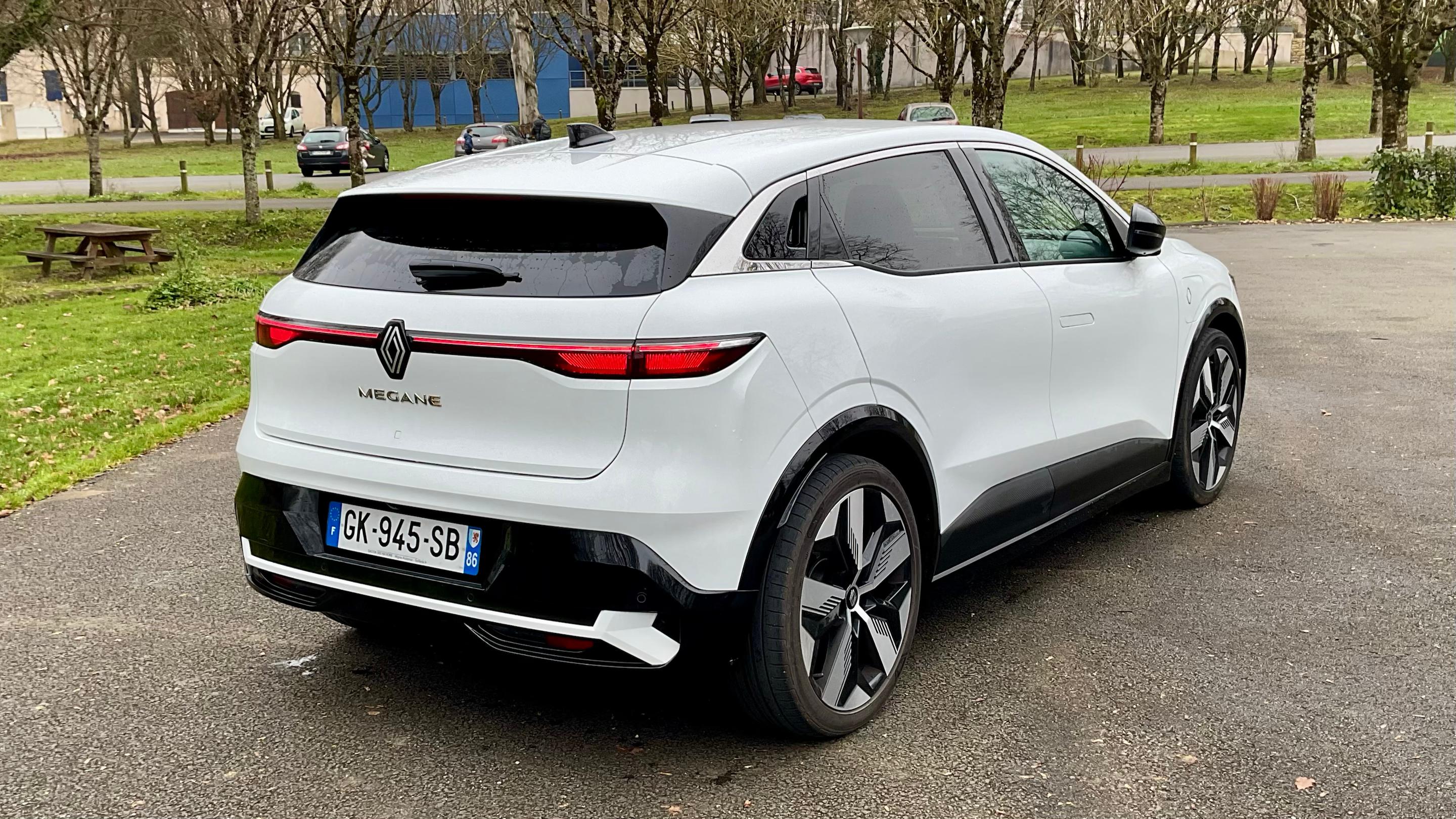 Renault MEGANE V ELECTRIQUE 2022 à Nieuil-l'Espoir