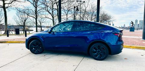 Tesla Model Y 2025