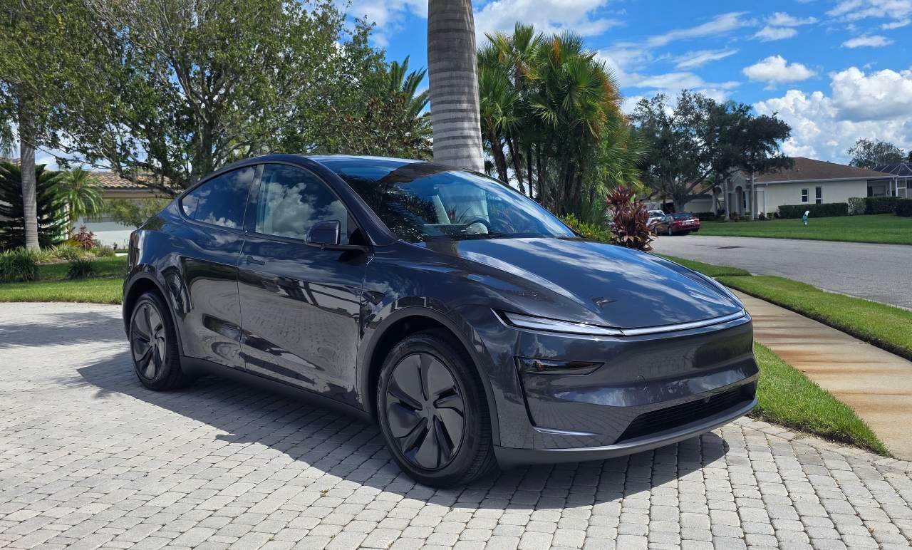 Tesla Model Y 2026 in Sarasota, FL
