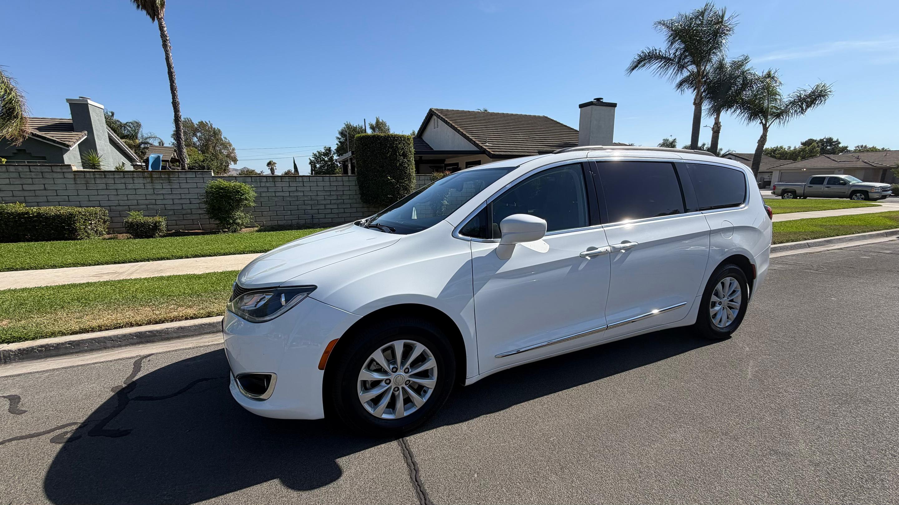 Chrysler Pacifica 2017 in Fontana, CA