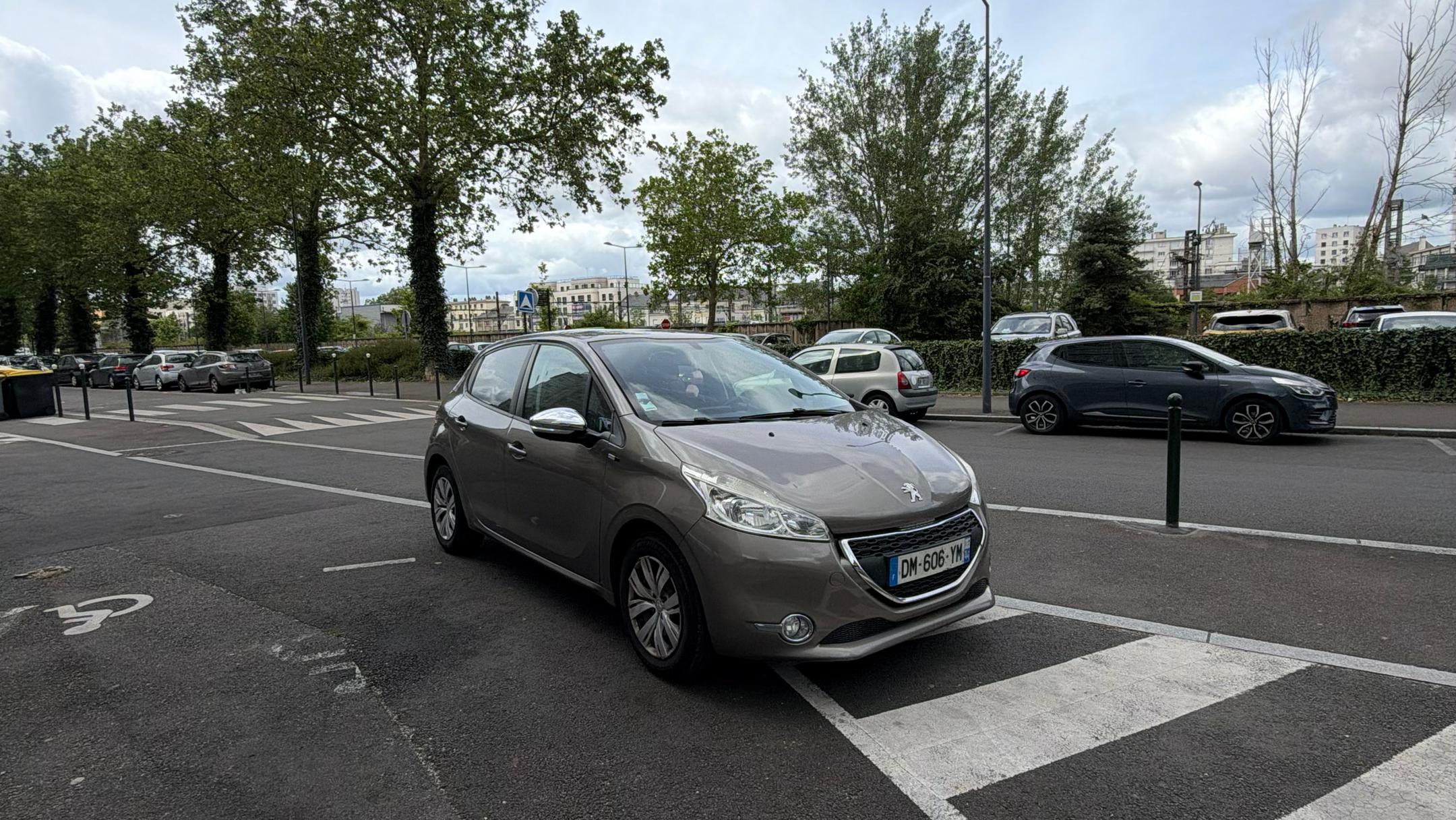 Peugeot 208 2014 à Fleury-les-Aubrais