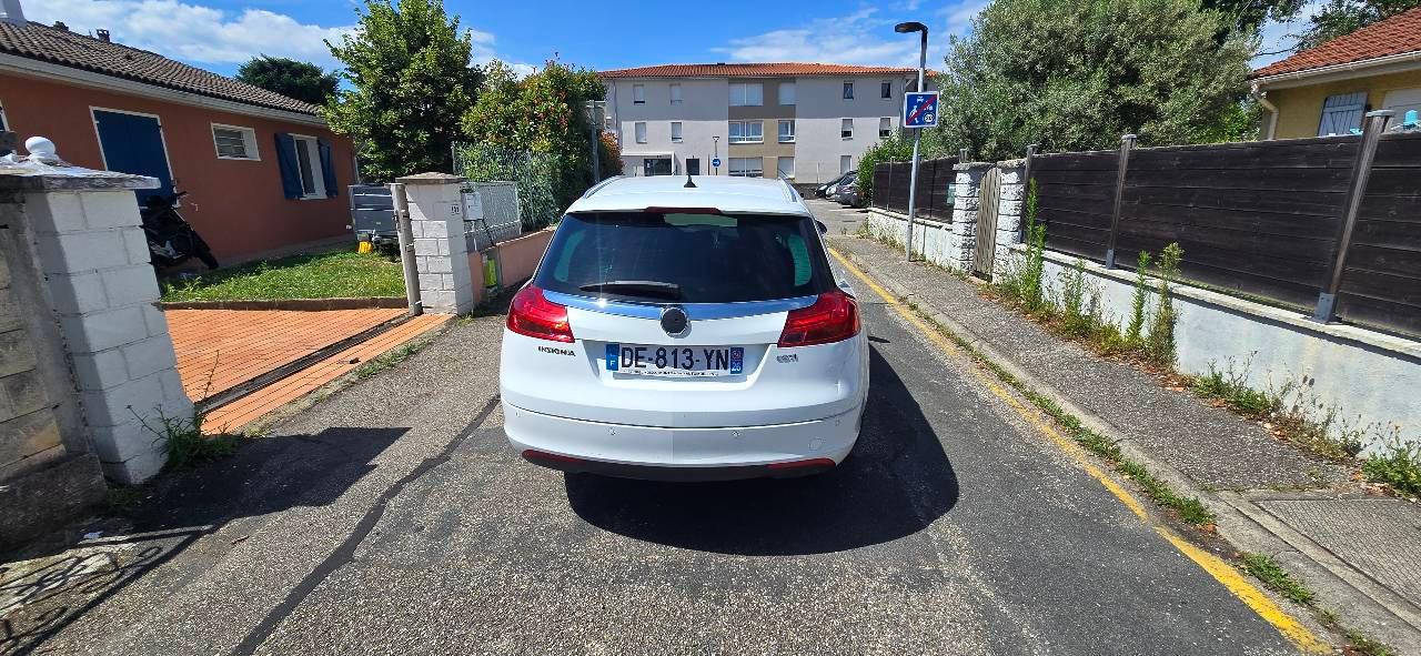 Opel INSIGNIA 2014 à Ternay