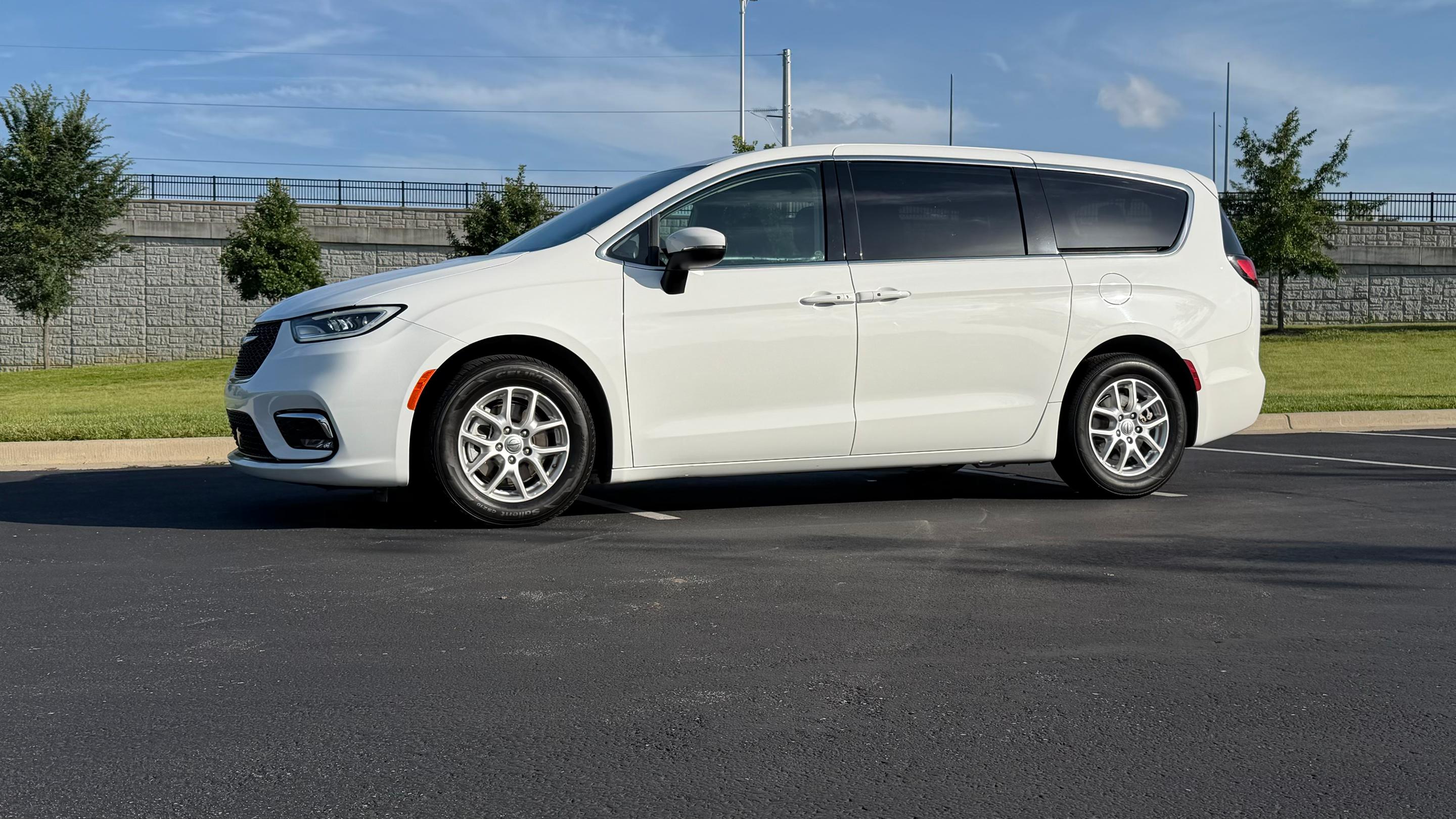 Chrysler Pacifica 2023 in Lee's Summit, MO