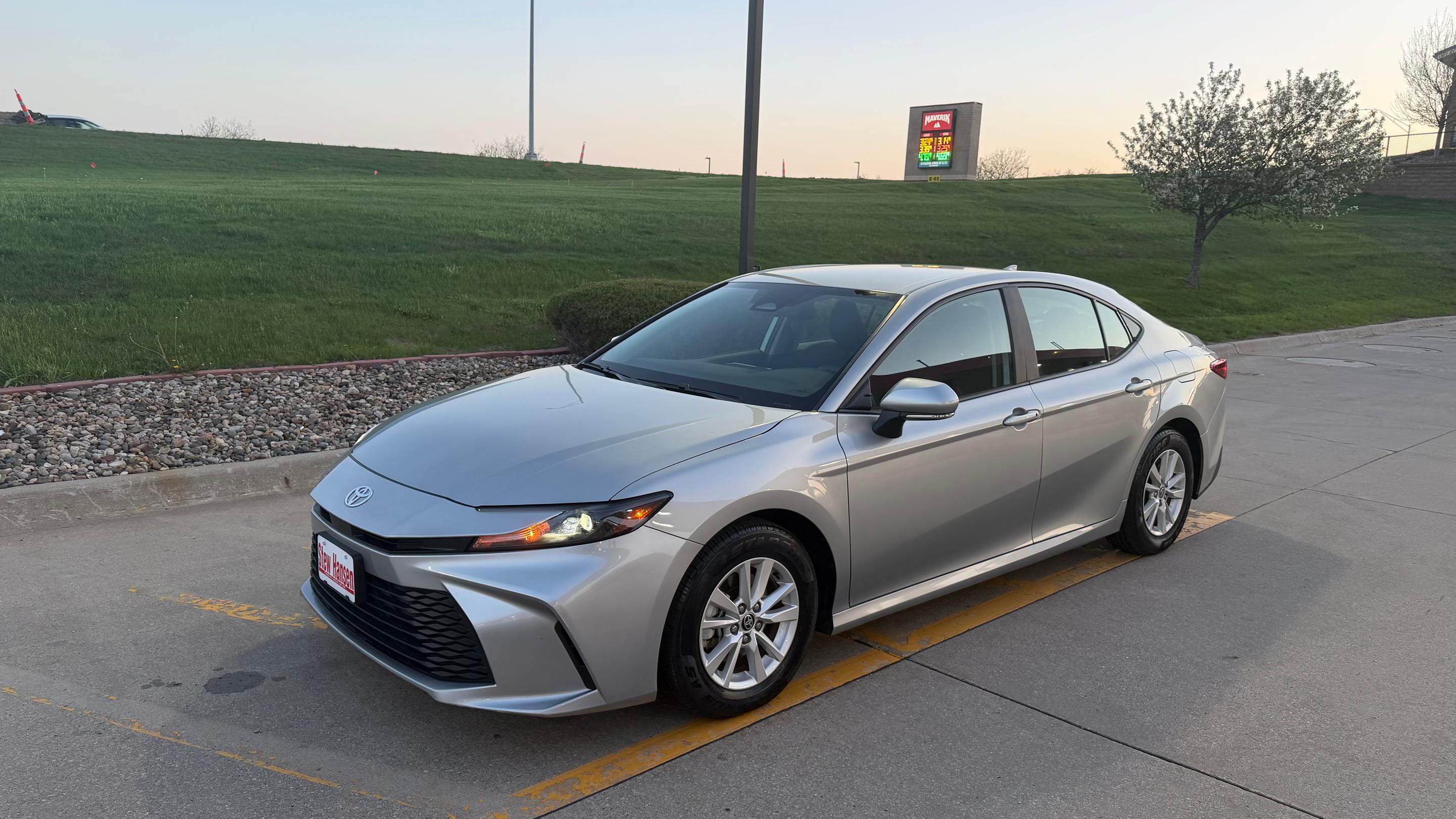 Toyota Camry Hybrid 2025 in Des Moines, IA