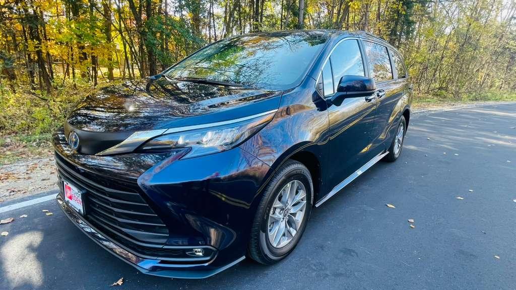 Toyota Sienna 2025 in Maple Grove, MN