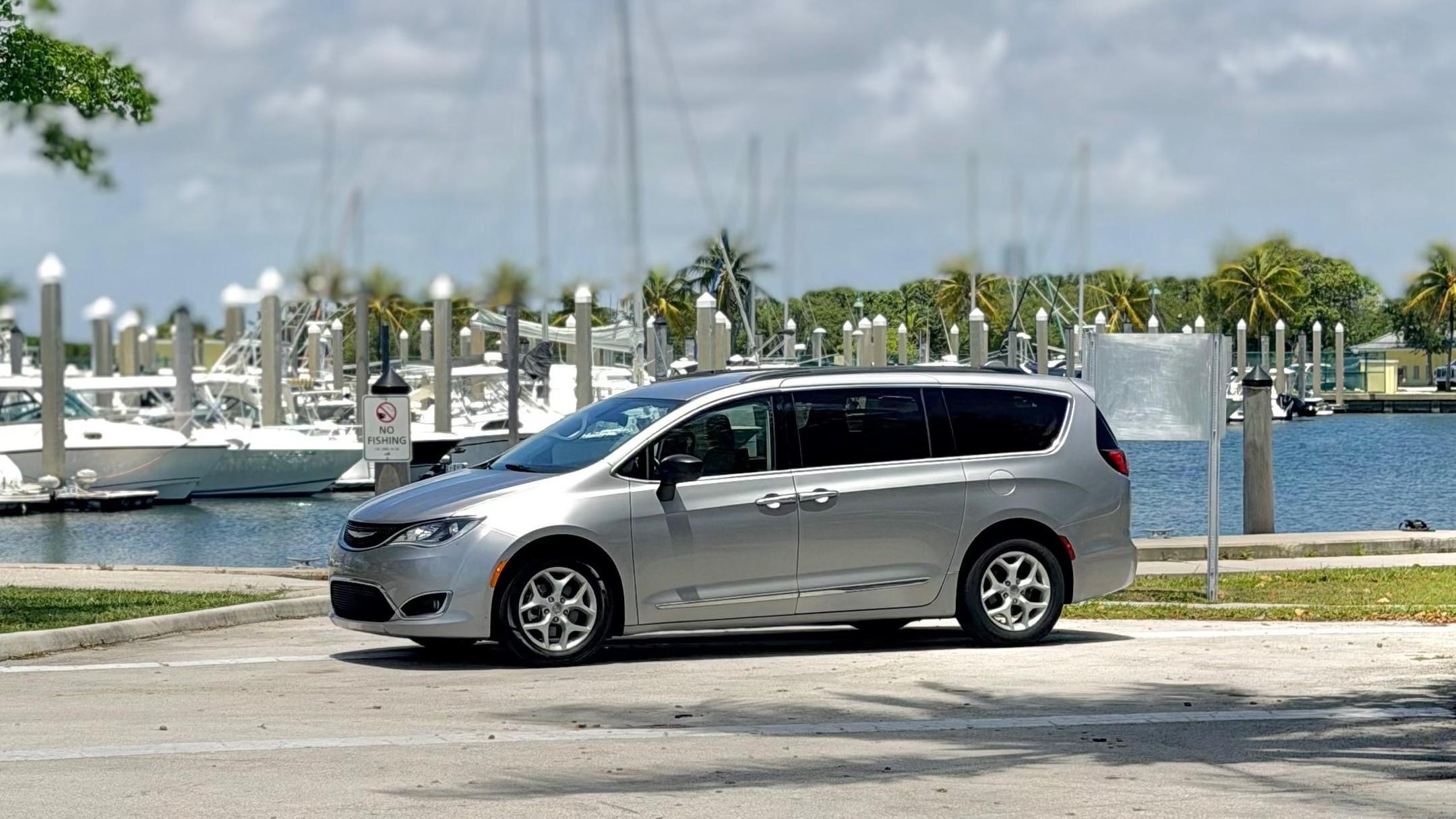 Chrysler Pacifica 2017 in Hialeah, FL