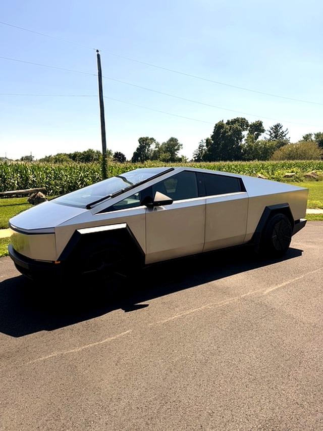 Tesla Cybertruck 2024 in Philadelphia, PA