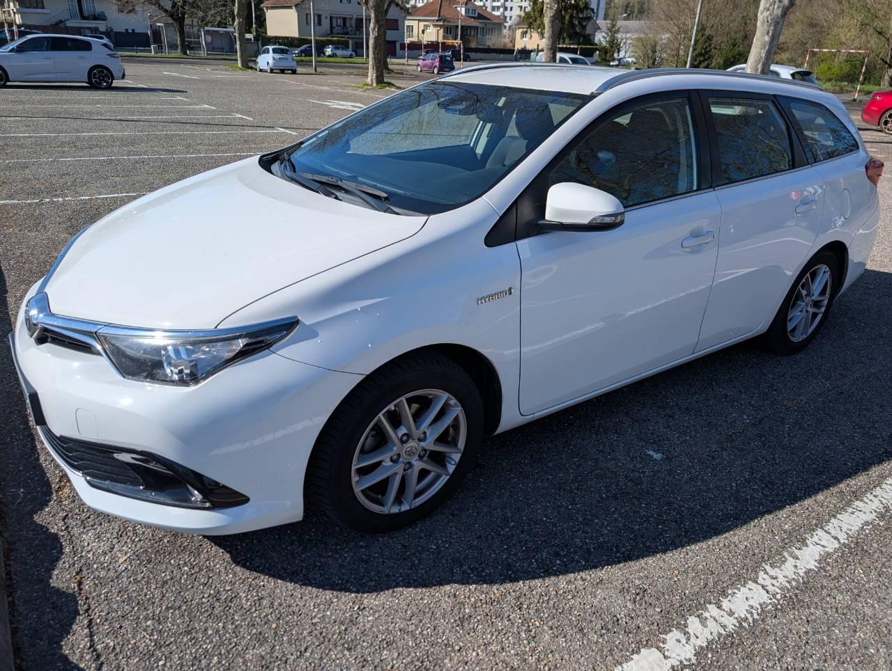 Toyota AURIS TOURING SPORTS 2016 à Bourgoin-jallieu