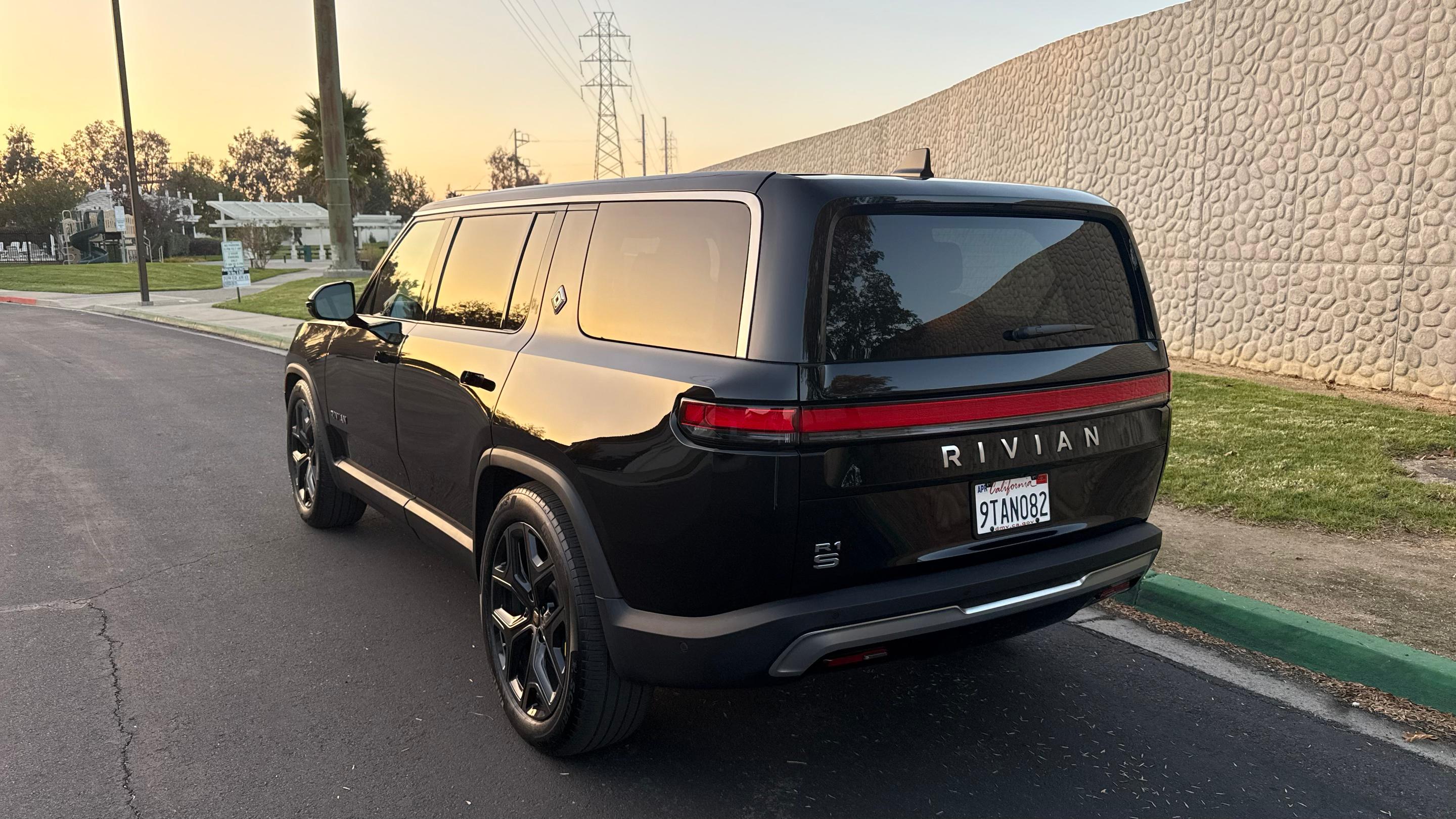Rivian R1S 2025 in 