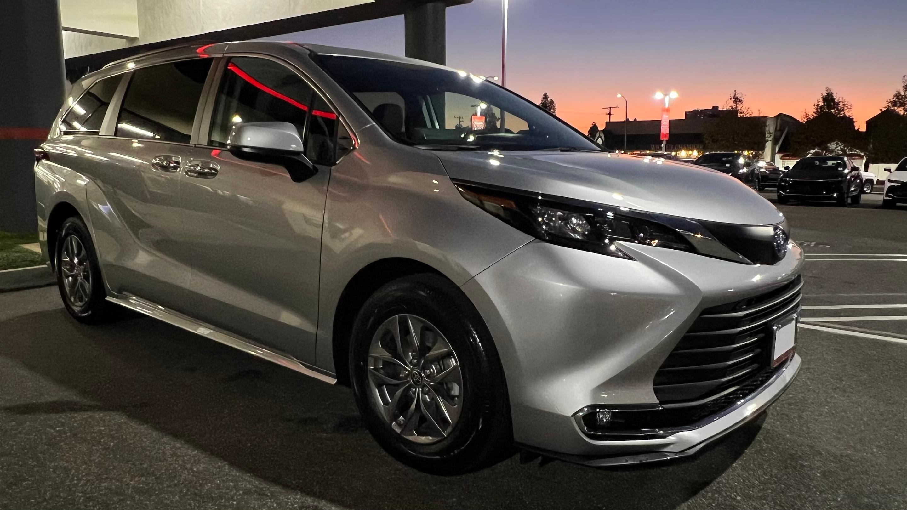 Toyota Sienna 2024 in Santa Ana, CA