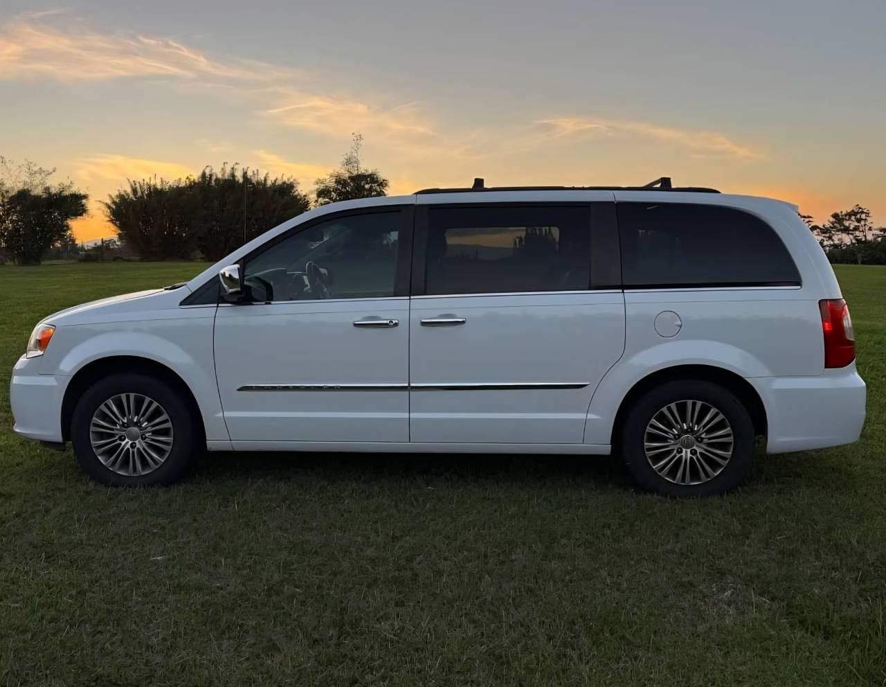 Chrysler Town & Country 2015 in Lahaina, HI