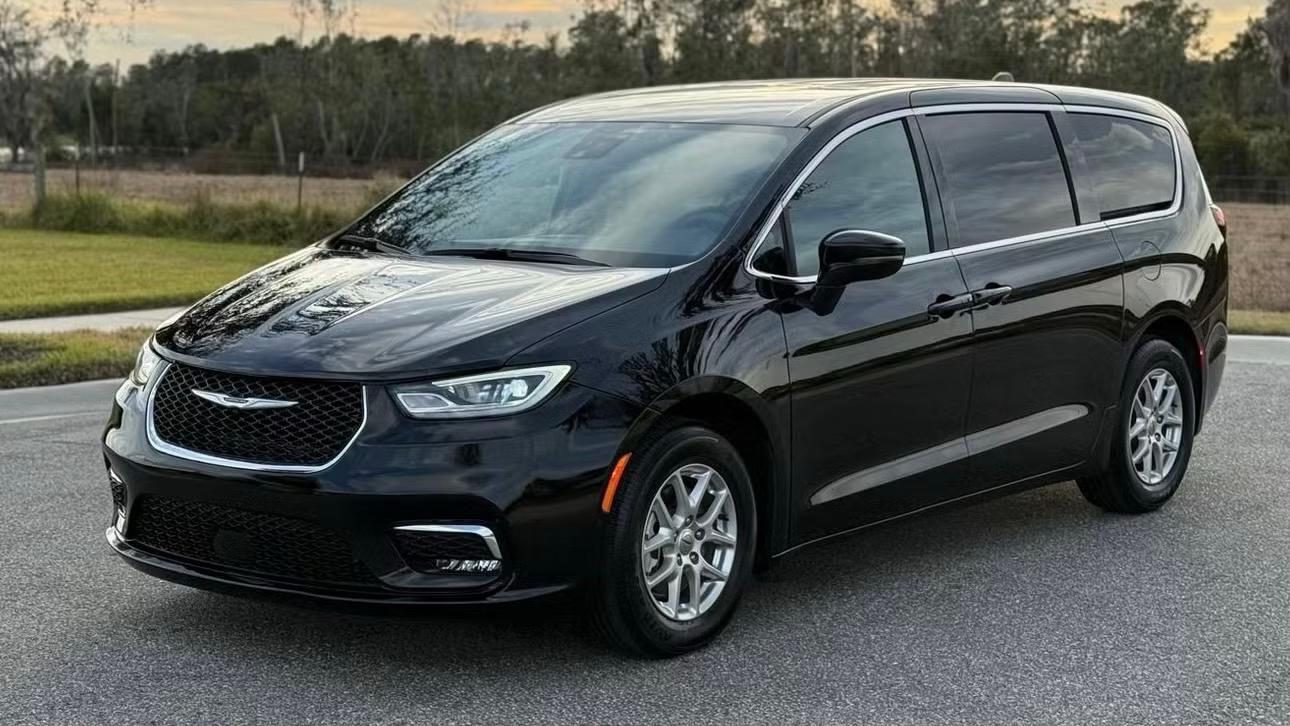 Chrysler Pacifica 2025 in Orlando, FL