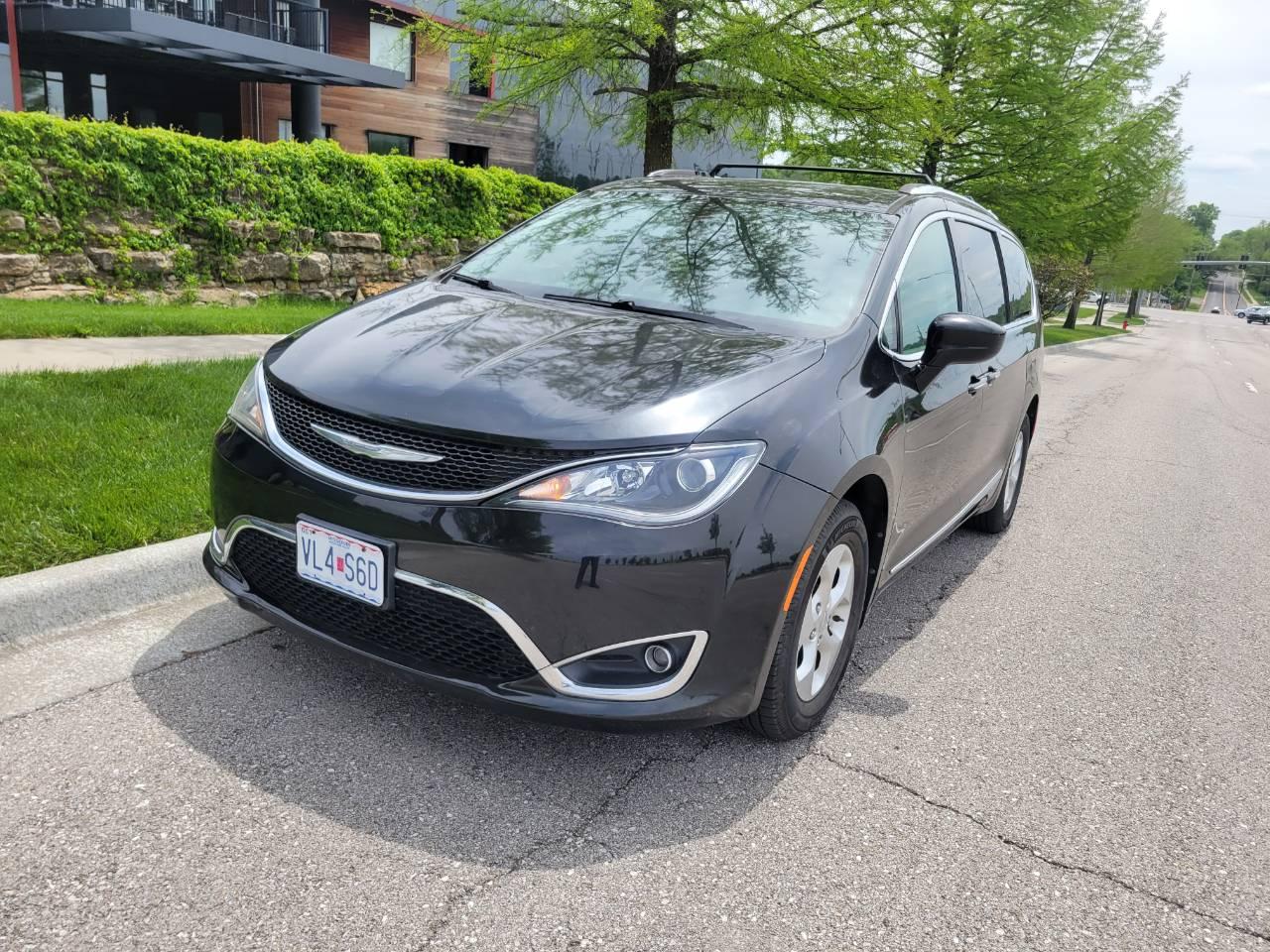 Chrysler Pacifica 2017 in Kansas City, MO