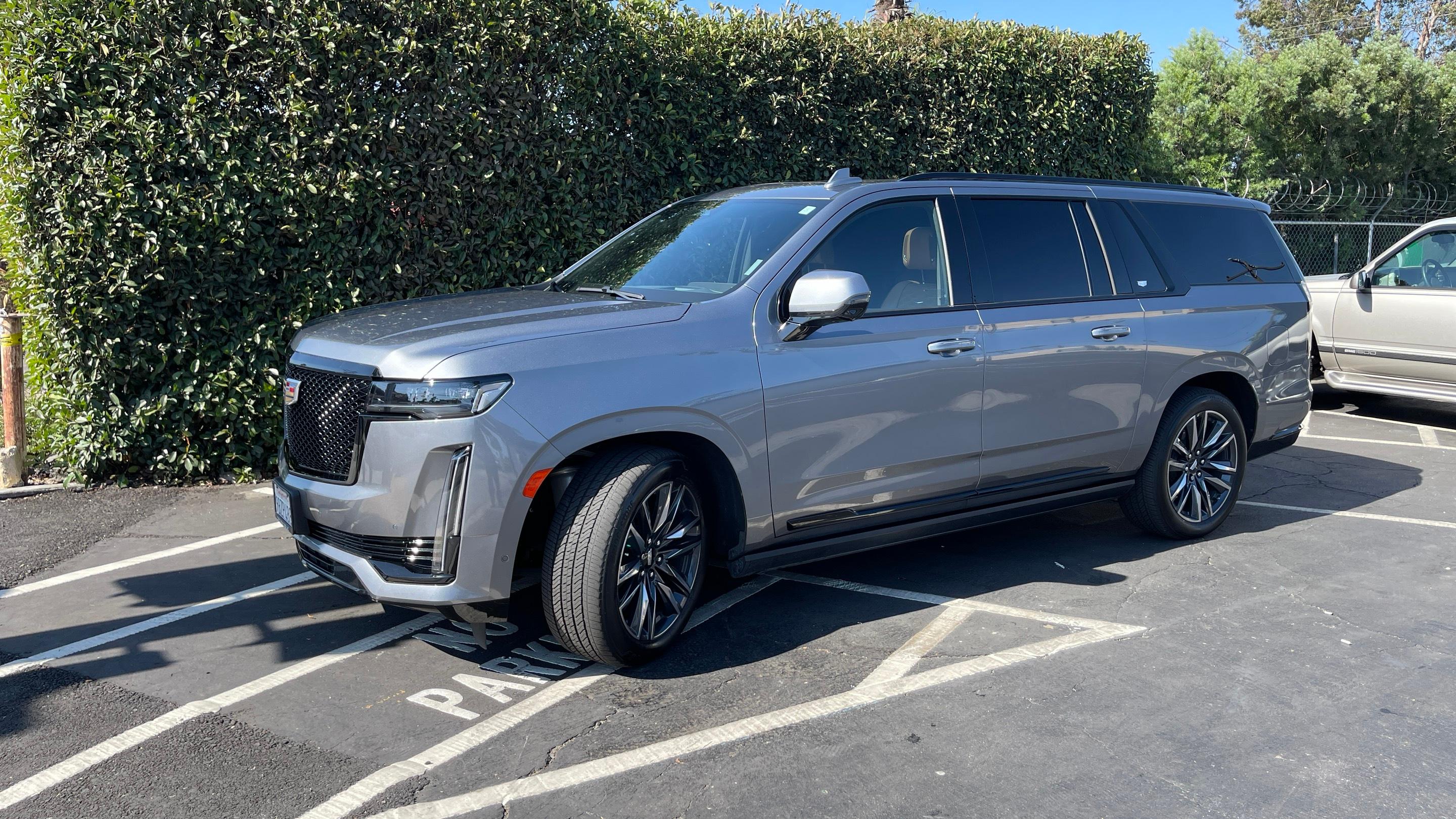 Cadillac Escalade ESV 2022 in 