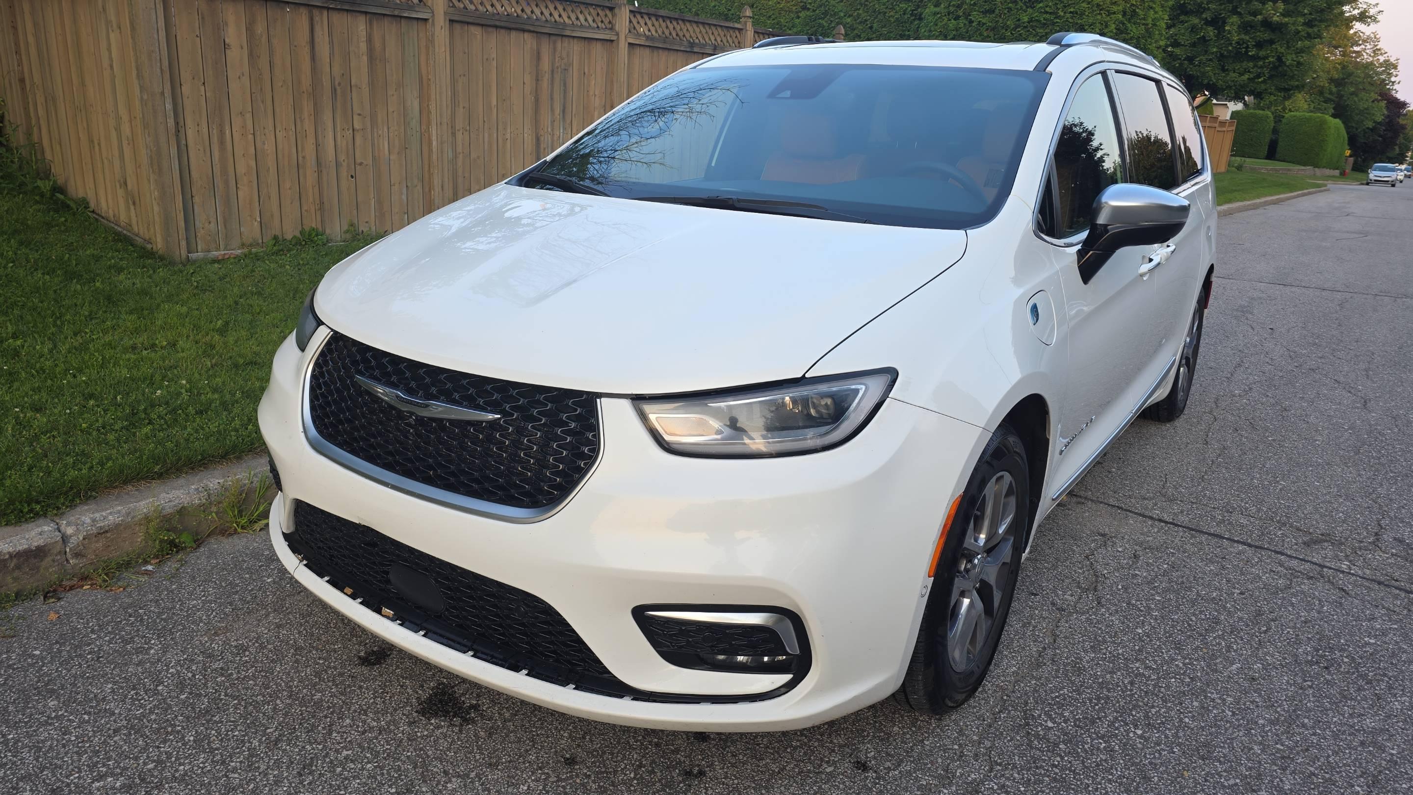 Chrysler Pacifica 2023 in Saint-Augustin-de-Desmaures, QC