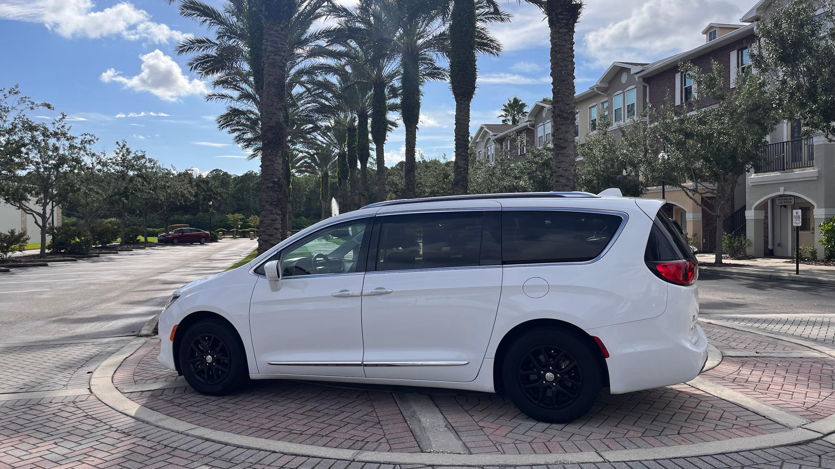 Chrysler Pacifica 2020 in Tampa, FL