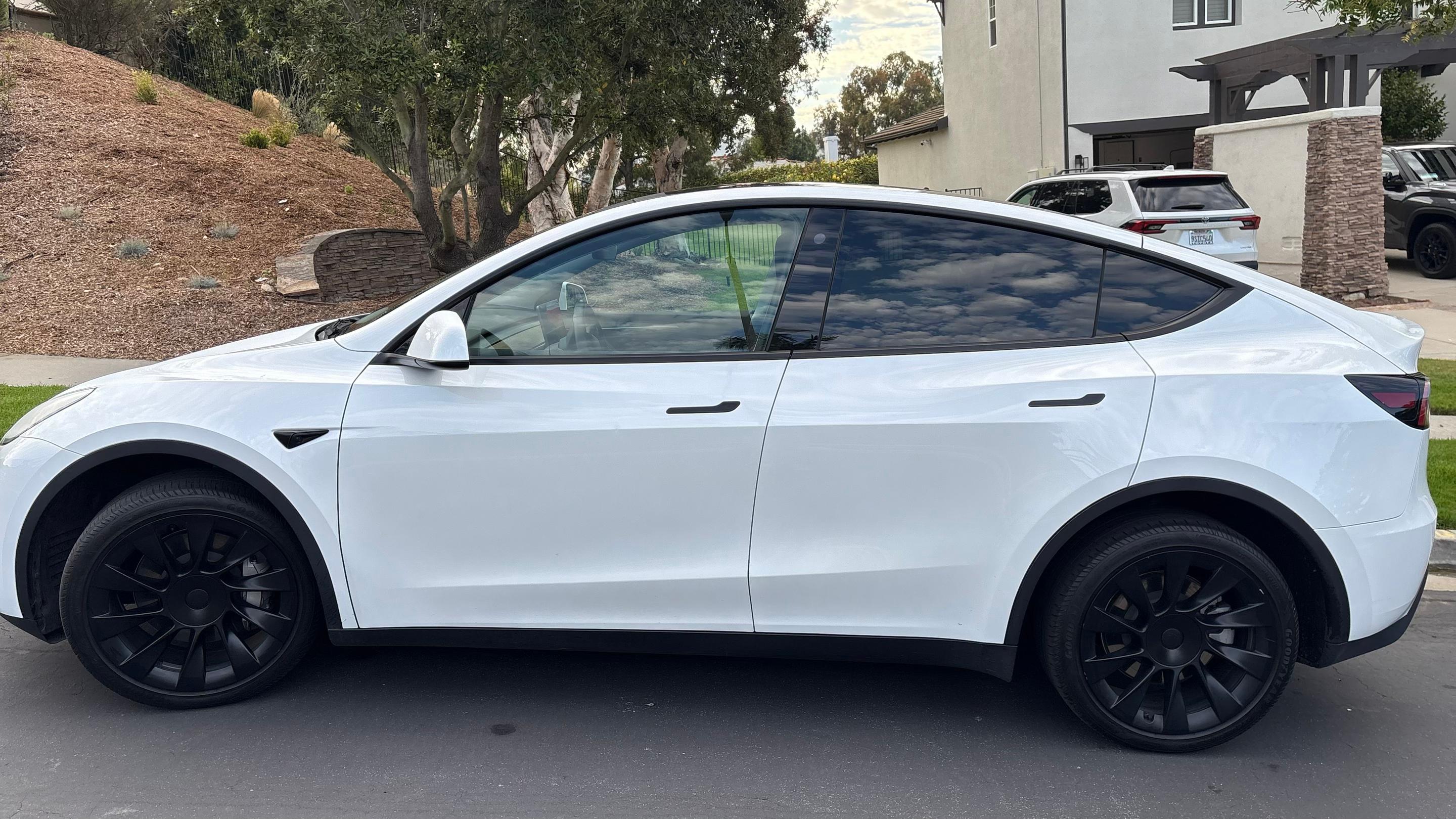 Tesla Model Y 2023 in Thousand Oaks, CA