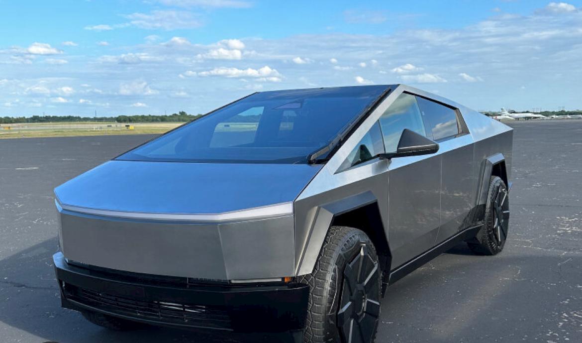 Tesla Cybertruck 2024 in Chicago, IL