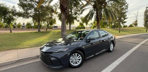 Toyota Camry Hybrid 2026