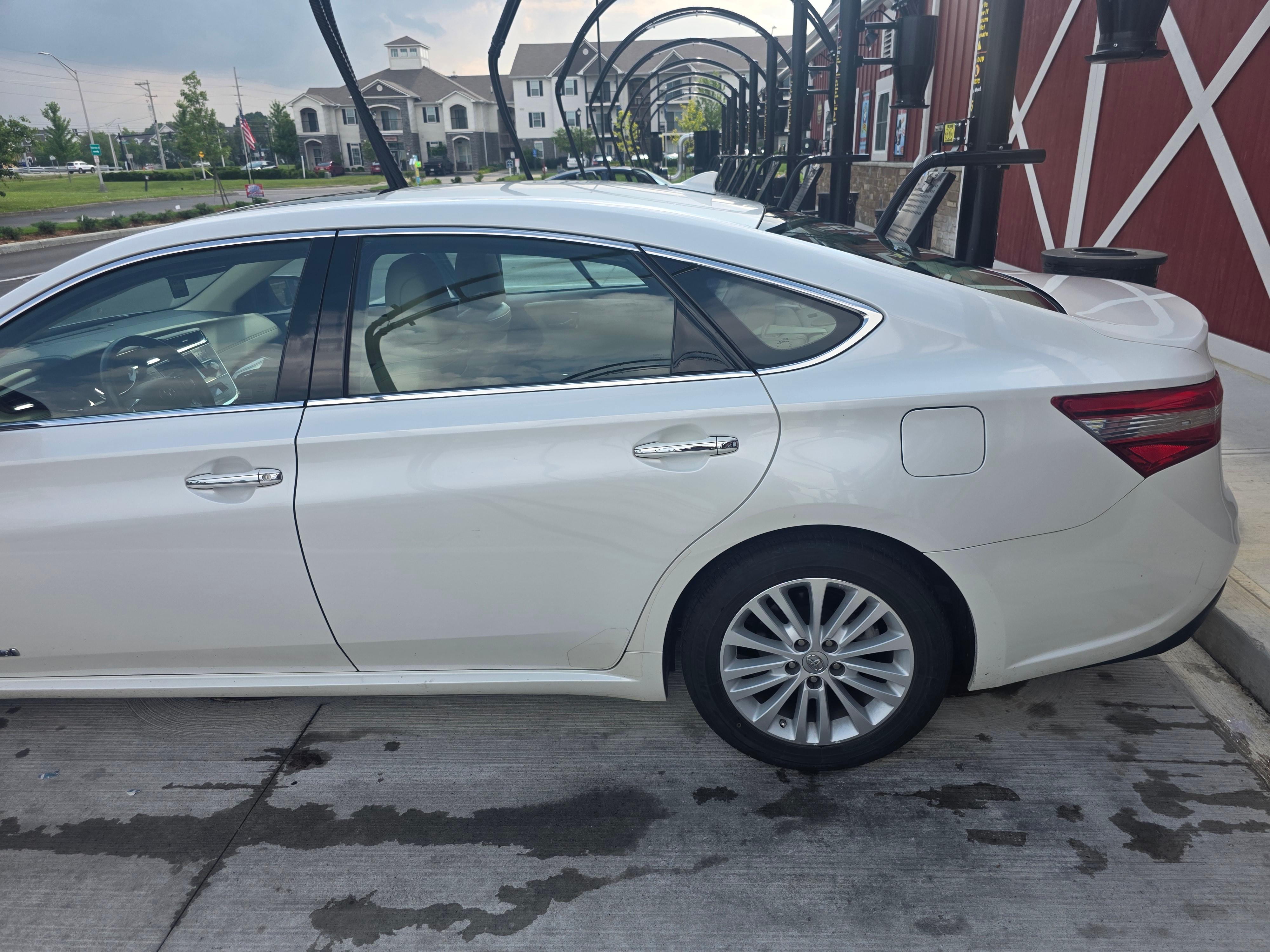 Toyota Avalon Hybrid 2014 in Columbus, OH