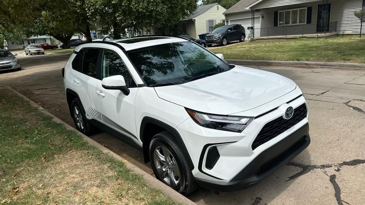 Toyota RAV4 Hybrid 2024 in Wichita, KS
